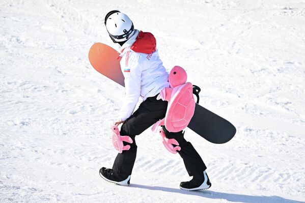 Сноубордист с розовой черепахой на горнолыжном курорте "Вятка" в Мамадыше. - Sputnik Казахстан
