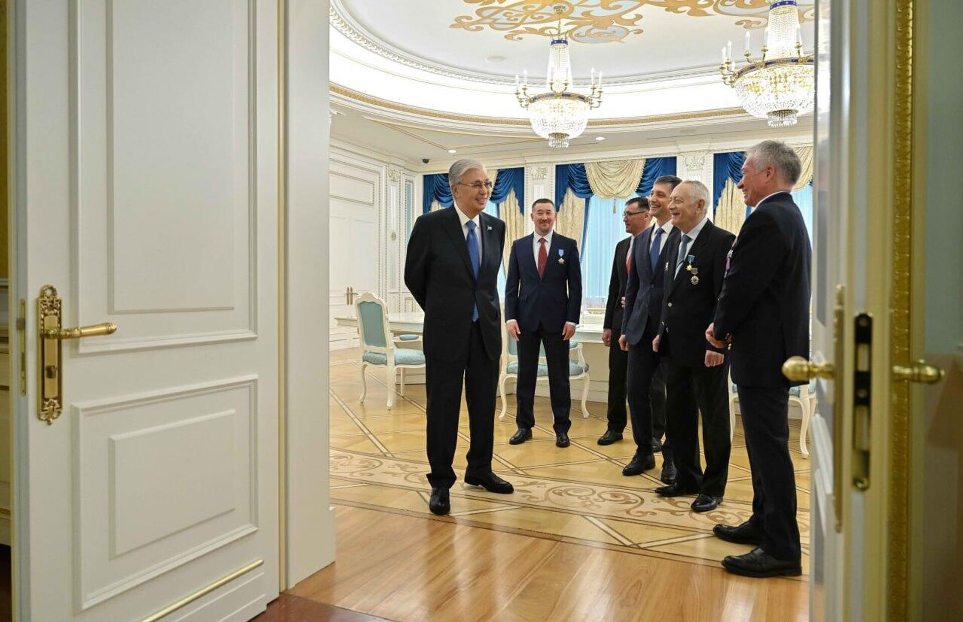 Касым-Жомарт Токаев удостоил легендарного альпиниста Ерванда Ильинского звания Қазақстанның Еңбек Ері - Sputnik Казахстан, 1920, 27.03.2026