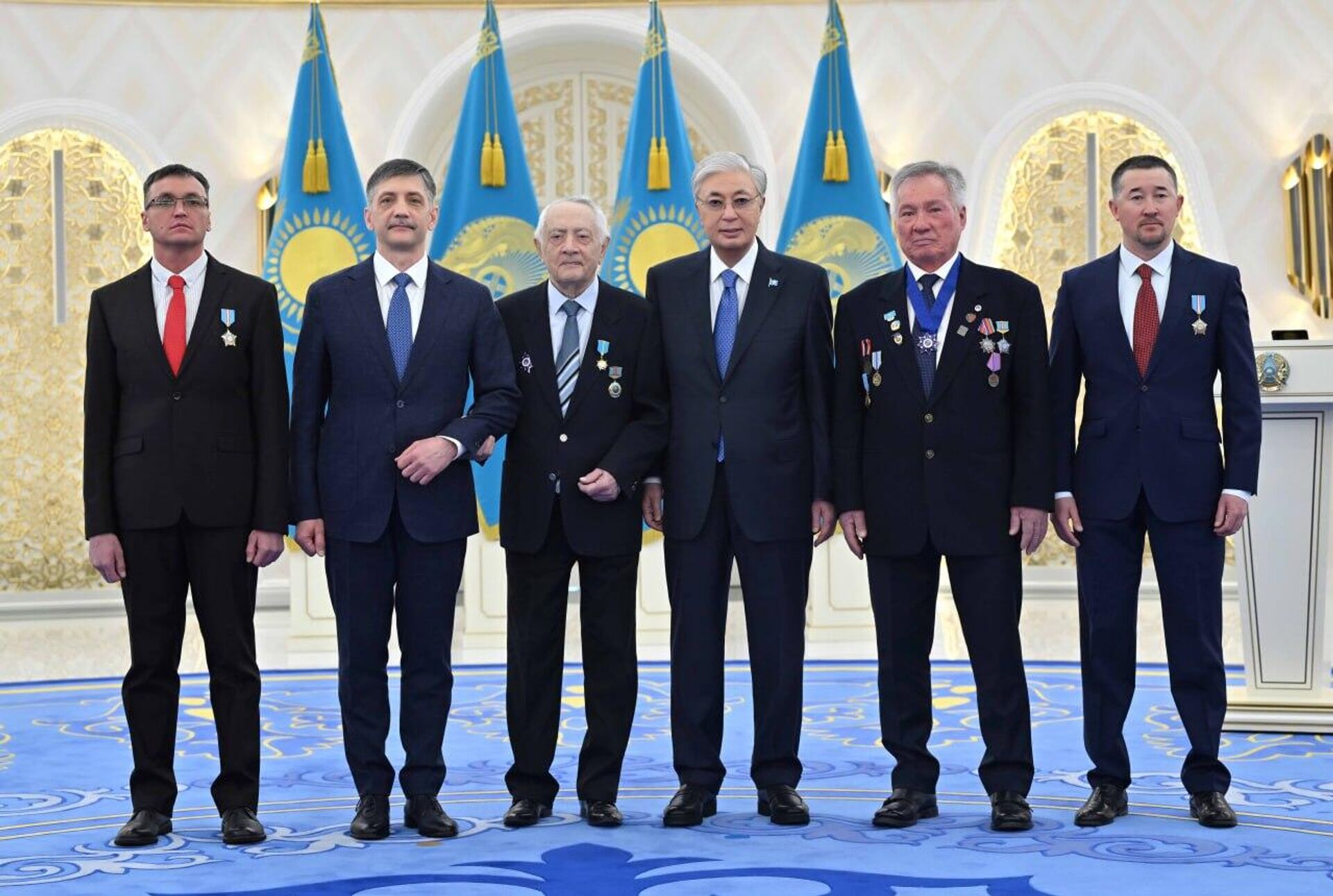 Касым-Жомарт Токаев удостоил легендарного альпиниста Ерванда Ильинского звания Қазақстанның Еңбек Ері - Sputnik Казахстан, 1920, 27.03.2026