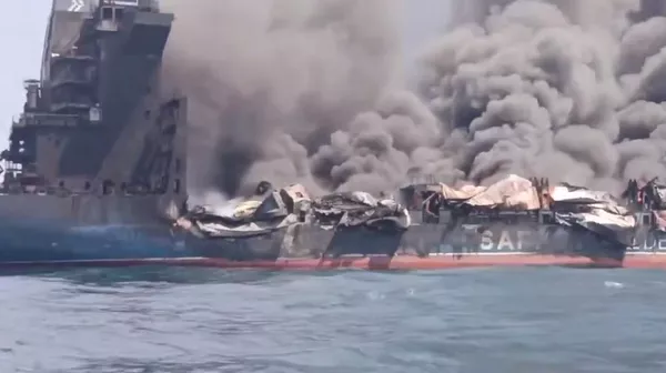 Власти Ирана сообщили об уничтожении еще одного нефтяного танкера в Ормузском проливе