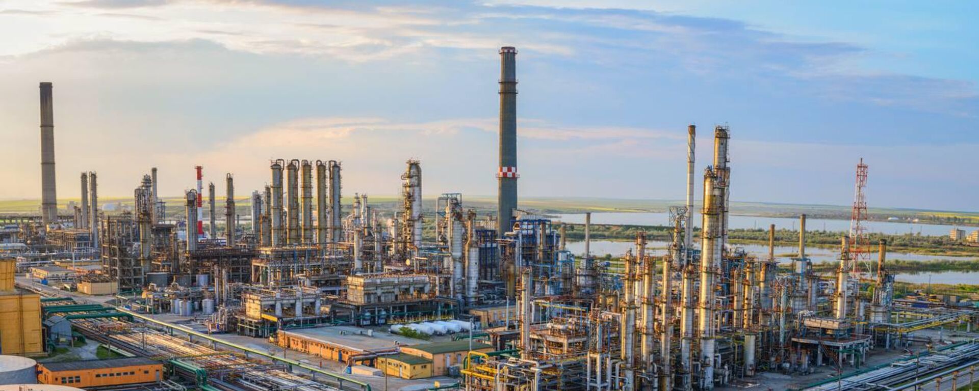КазМунайГаз завершил планово-предупредительные работы на двух НПЗ в Румынии - Sputnik Казахстан, 1920, 27.03.2026