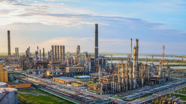 КазМунайГаз завершил планово-предупредительные работы на двух НПЗ в Румынии - Sputnik Казахстан