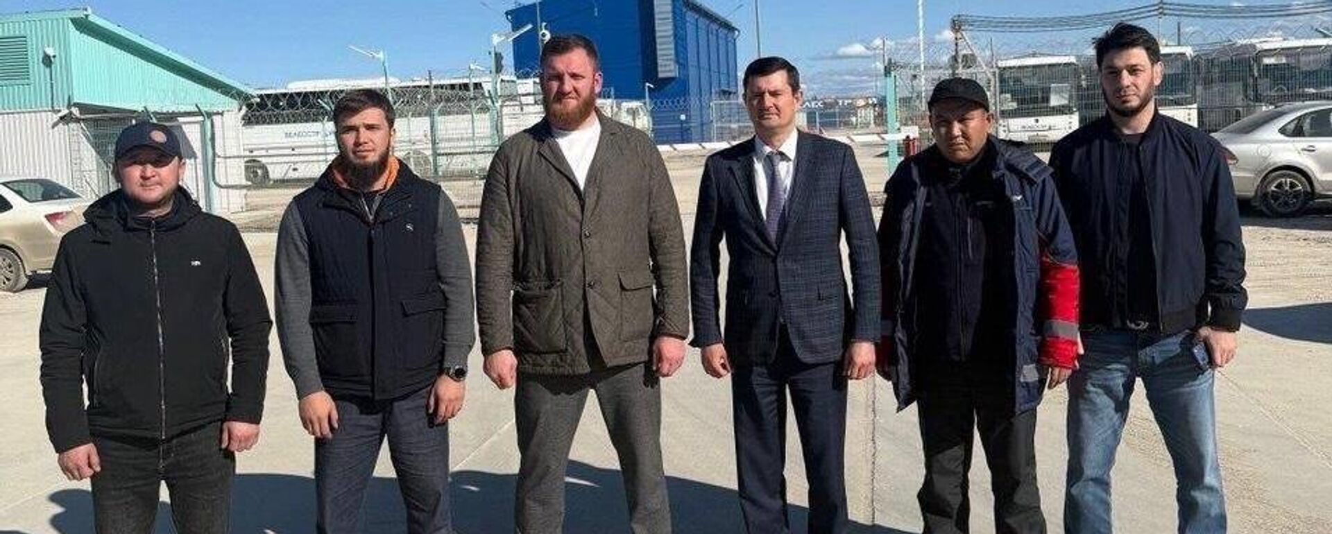 Сотрудники Генконсульства Казахстана в Санкт-Петербурге с казахстанцами, работающими в вахтовом поселке в Усть-Луге - Sputnik Казахстан, 1920, 30.03.2026