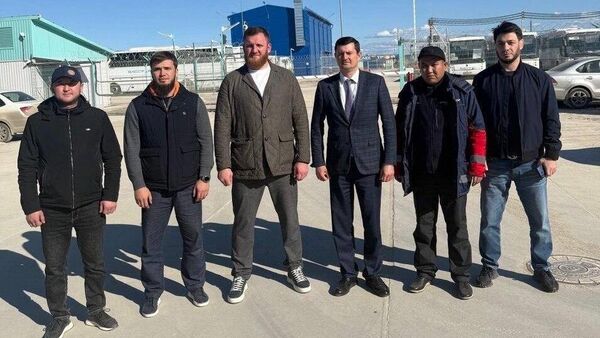 Сотрудники Генконсульства Казахстана в Санкт-Петербурге с казахстанцами, работающими в вахтовом поселке в Усть-Луге - Sputnik Казахстан