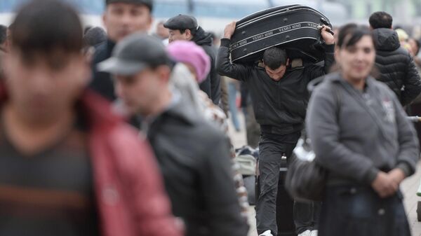 Мигранты на вокзале, архивное фото - Sputnik Казахстан