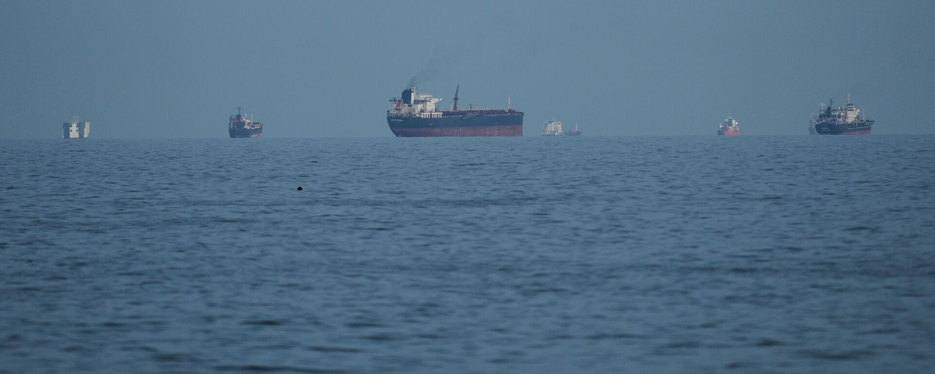 Нефтяные танкеры и грузовые суда в Ормузском проливе, архивное фото - Sputnik Казахстан, 1920, 20.04.2026