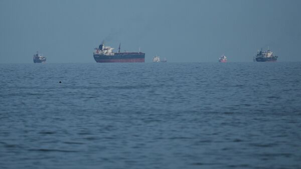 Нефтяные танкеры и грузовые суда в Ормузском проливе, архивное фото - Sputnik Казахстан