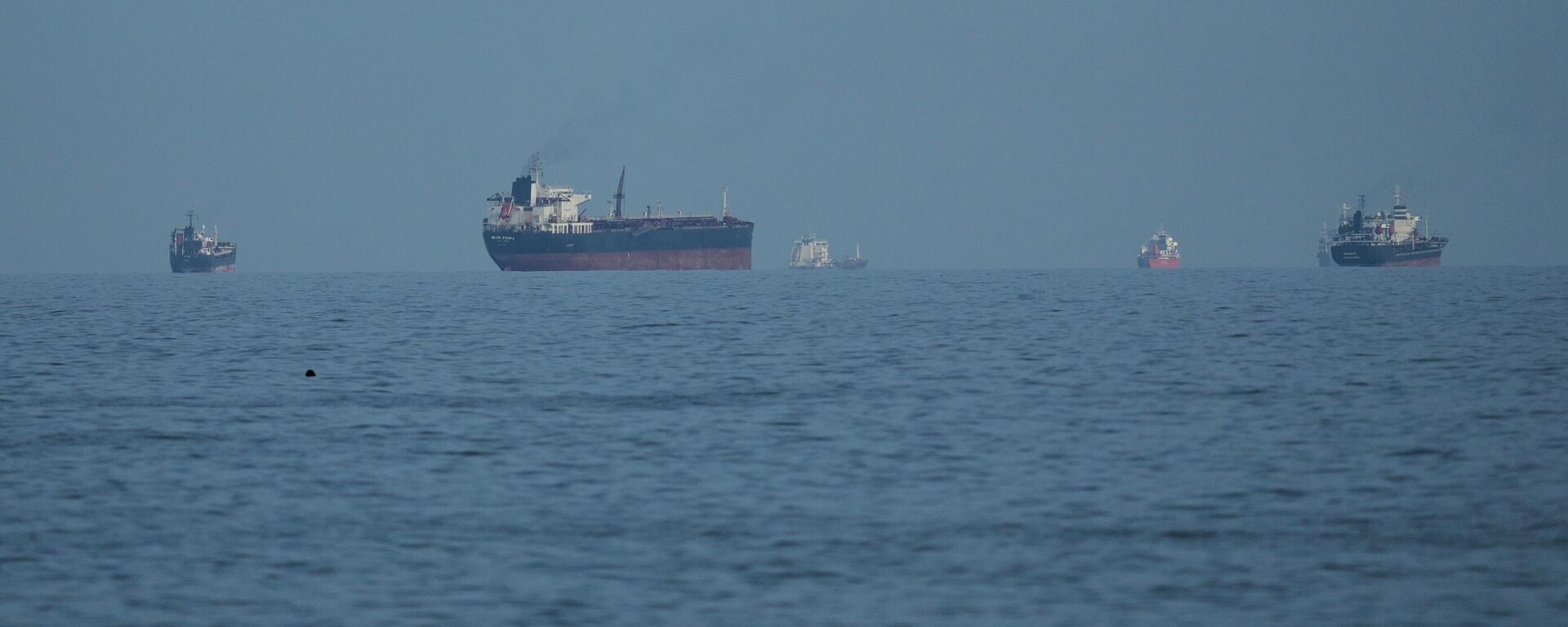 Нефтяные танкеры и грузовые суда в Ормузском проливе, архивное фото - Sputnik Казахстан, 1920, 24.04.2026
