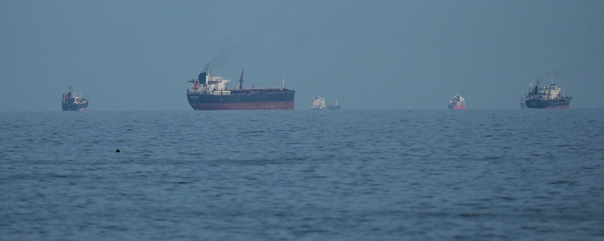 Нефтяные танкеры и грузовые суда в Ормузском проливе, архивное фото Нефтяные танкеры и грузовые суда в Ормузском проливе, архивное фото - Sputnik Казахстан, 1920, 20.04.2026