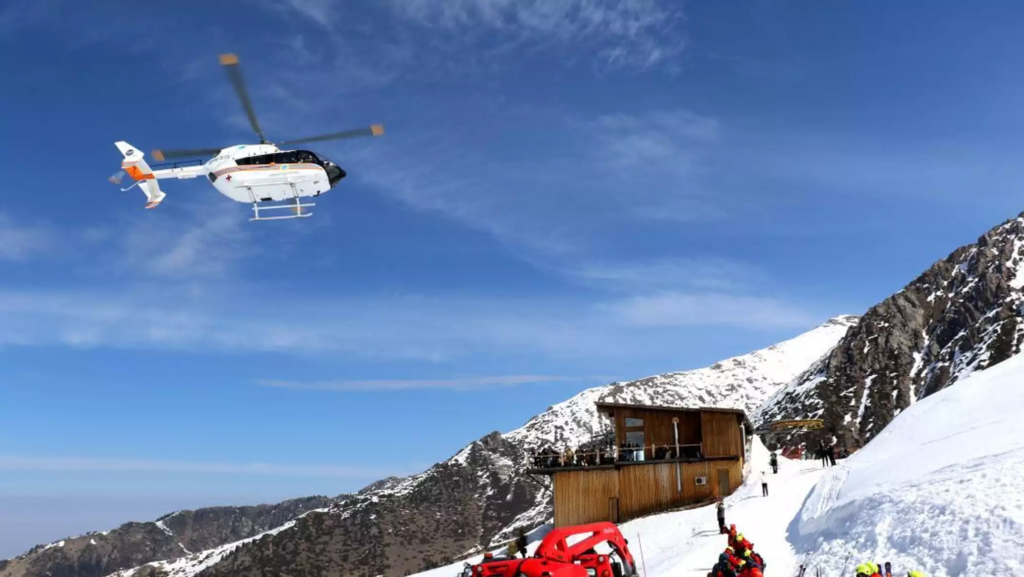 В Алматы сотрудники МЧС учились спасать туристов от лавин с помощью авиации