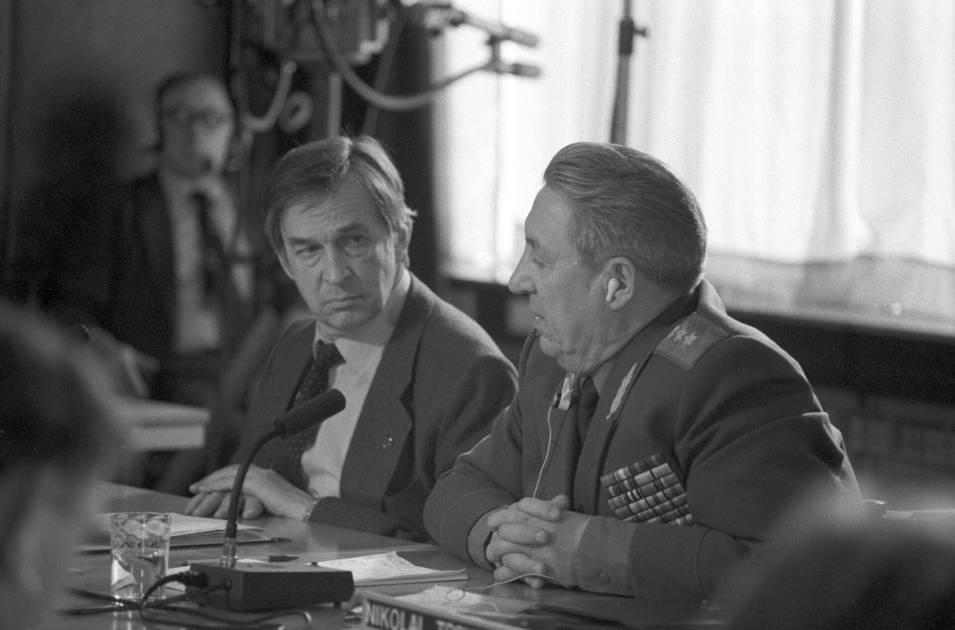 Председатель правления АПН Валентин Фалин и начальник управления Генштаба ВС СССР Николай Червов - Sputnik Казахстан, 1920, 02.04.2026