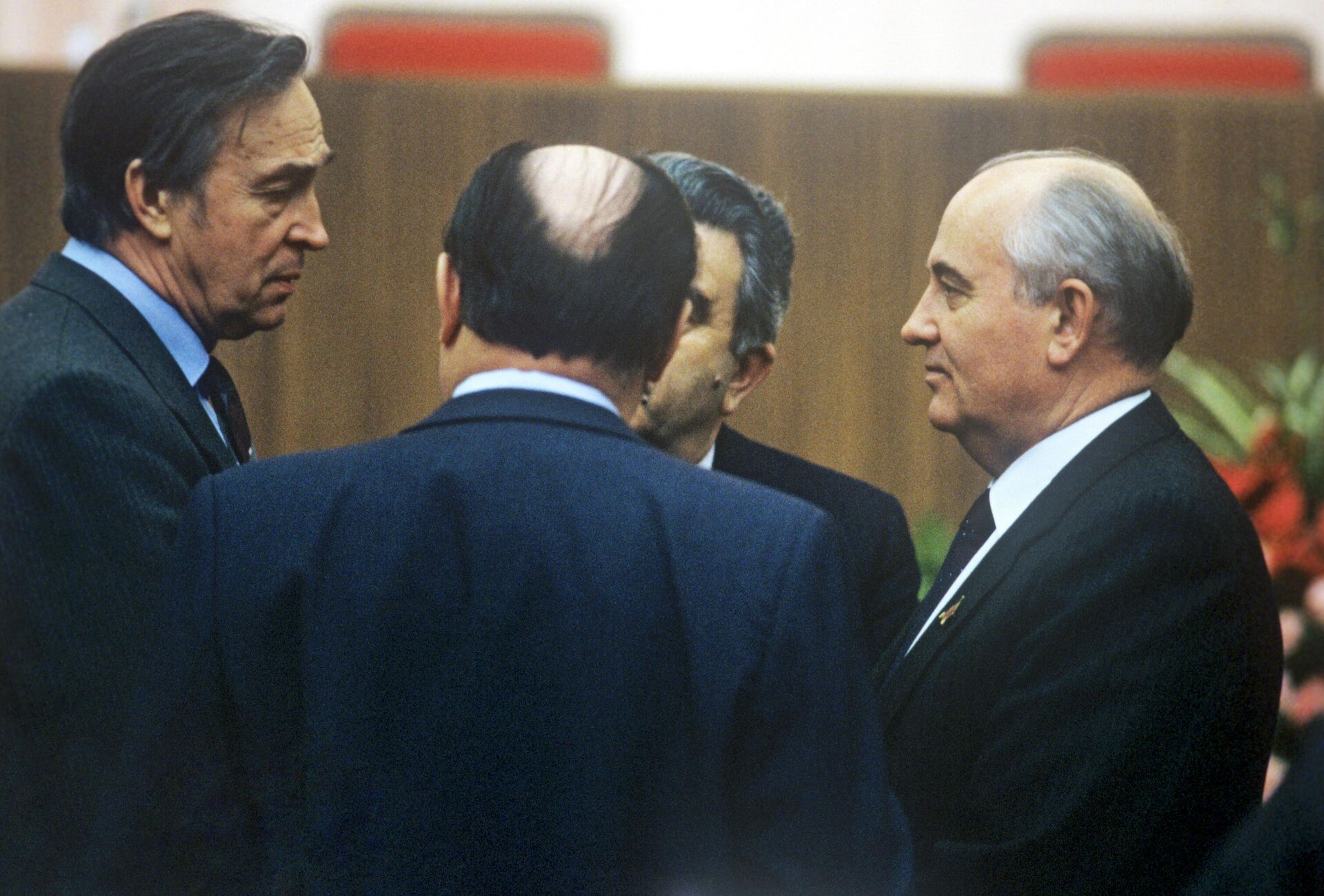 Валентин Фалин и Михаил Горбачев в Кремлевском Дворце съездов - Sputnik Казахстан, 1920, 02.04.2026