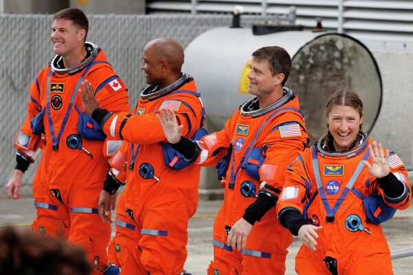 На борту корабля находятся астронавты NASA Рид Уайзман, Кристина Кук и Виктор Гловер, а также канадский астронавт Джереми Хансен. Они совершат облет Луны без высадки на её поверхность.На фото: экипаж космического корабля Artemis II для облета Луны перед посадкой в микроавтобус для астронавтов, который доставит их на стартовую площадку в Космическом центре Кеннеди на мысе Канаверал. - Sputnik Казахстан