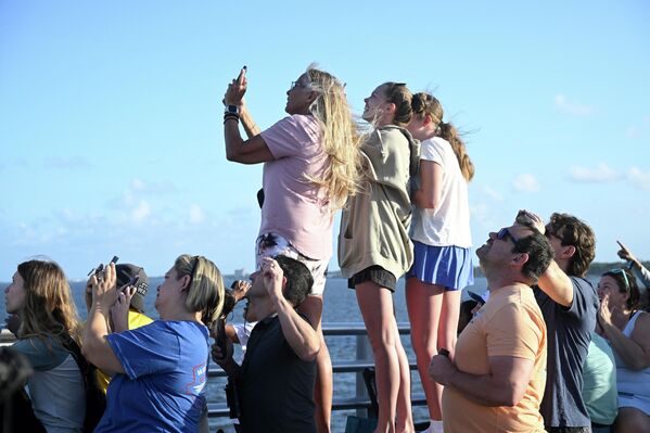 Этот полёт считается тренировочным. Он проходит перед миссией "Артемида-3", в рамках которой люди должны вновь ступить на поверхность естественного спутника Земли к 2028 году.На фото: зрители наблюдают за запуском лунной ракеты НАСА "Артемида II" . - Sputnik Казахстан