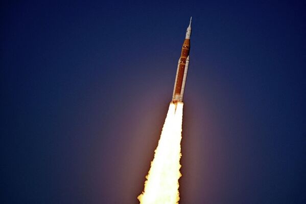 Запуск корабля Orion был произведен с помощью SLS, самой грузоподъемной и дорогостоящей ракеты-носителя среди всех ныне используемых. - Sputnik Казахстан