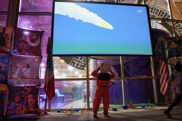 Спустя еще примерно шесть дней "Орион" вернется в земную атмосферу на скорости около 40 тысяч километров в час и приводнится в Тихом океане у берегов Калифорнии, где его должен эвакуировать спасательный корабль ВМС США.  - Sputnik Казахстан