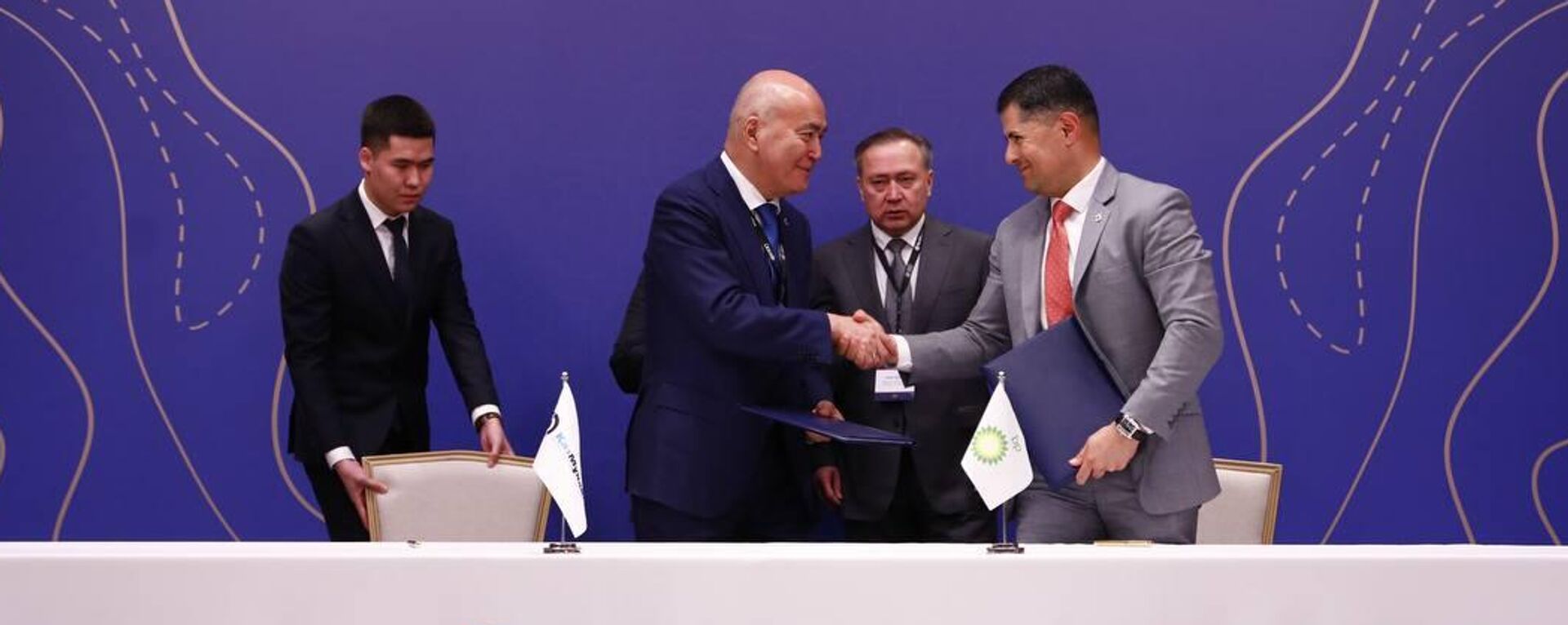 КазМунайГаз и British Petroleum подписали соглашения - Sputnik Казахстан, 1920, 02.04.2026