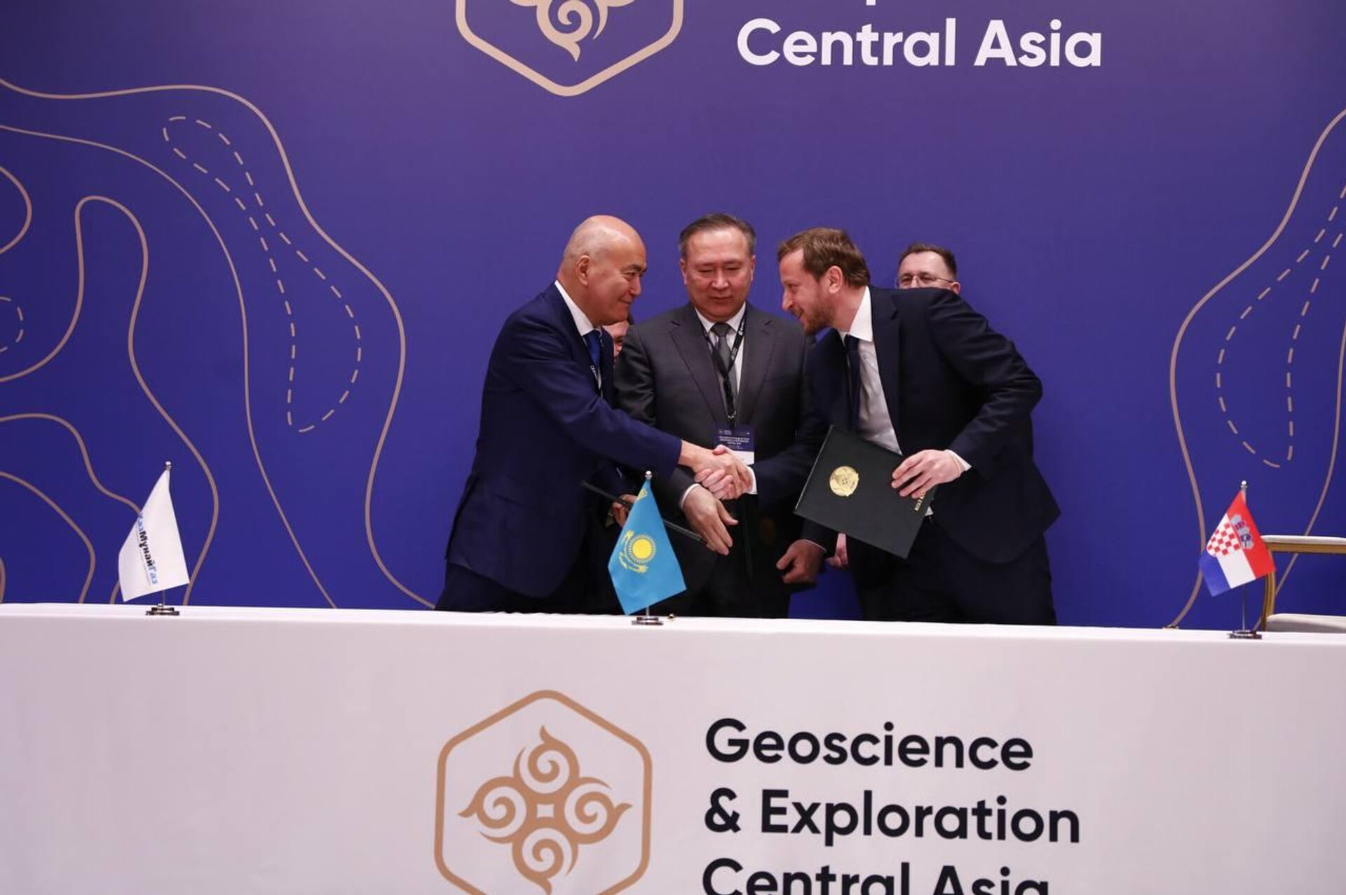  КазМунайГаз и Минэнерго Казахстана подписали контракт с хорватской GEOENERGIJA RAZVOJ - Sputnik Казахстан, 1920, 02.04.2026