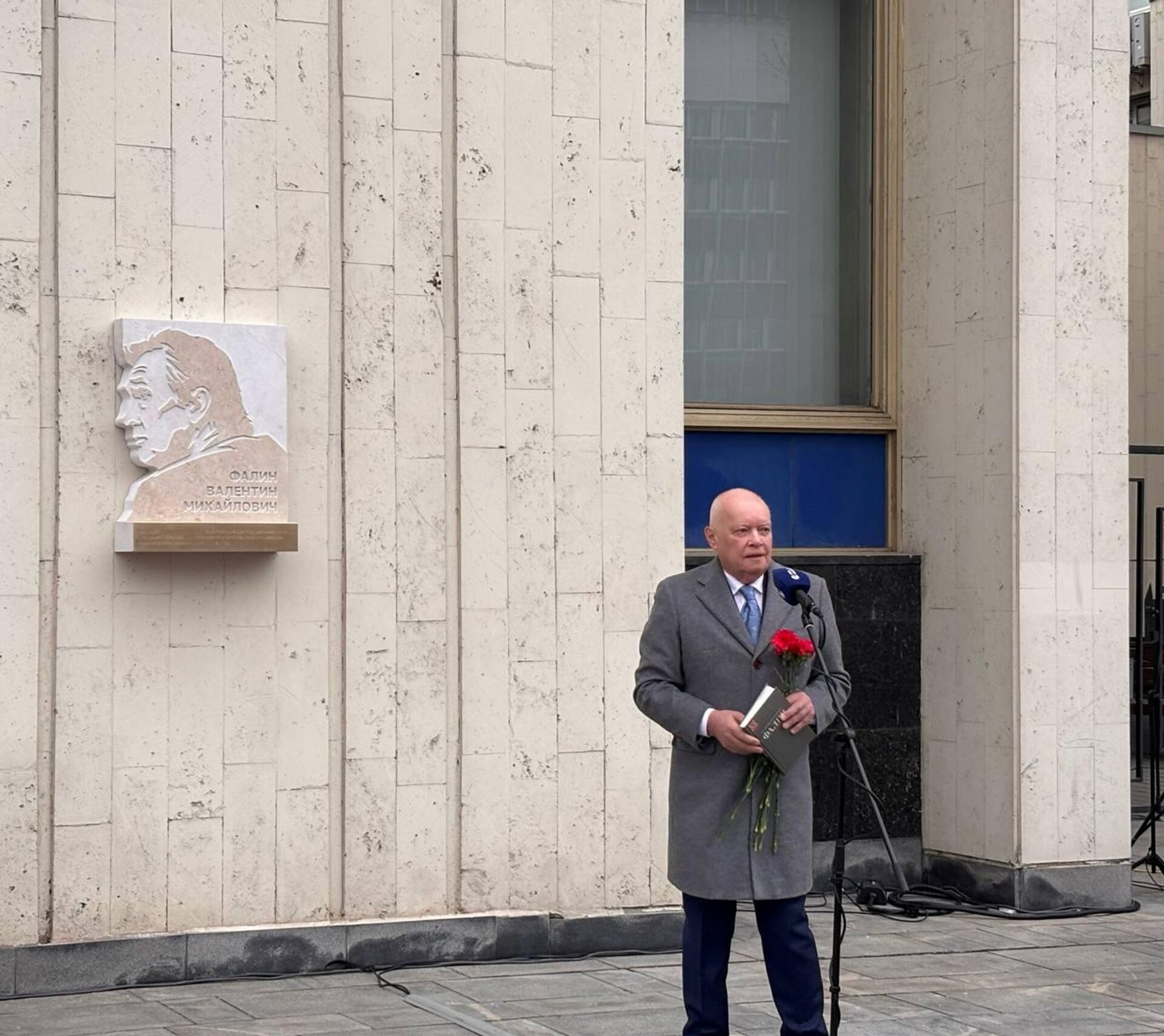 Гендиректор МИА Россия сегодня Дмитрий Киселев на церемонии открытия мемориальной доски дипломата и главы агентства Новости Валентина Фалина - Sputnik Казахстан, 1920, 02.04.2026