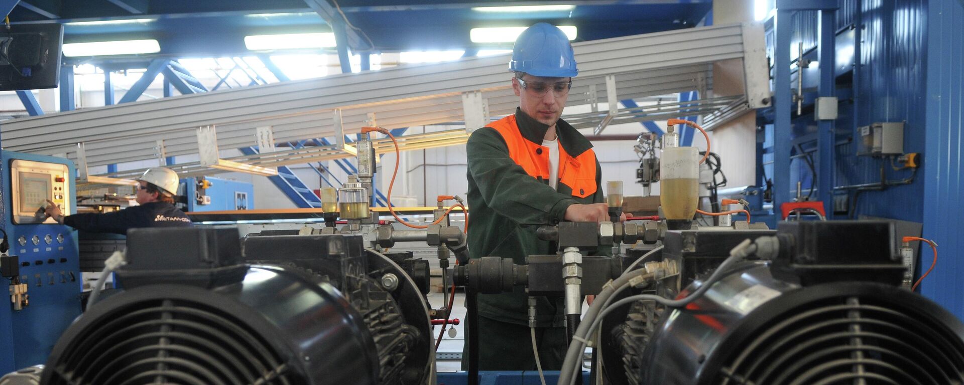 Производство сэндвич-панелей в цехе производственного комплекса, архивное фото - Sputnik Казахстан, 1920, 03.04.2026