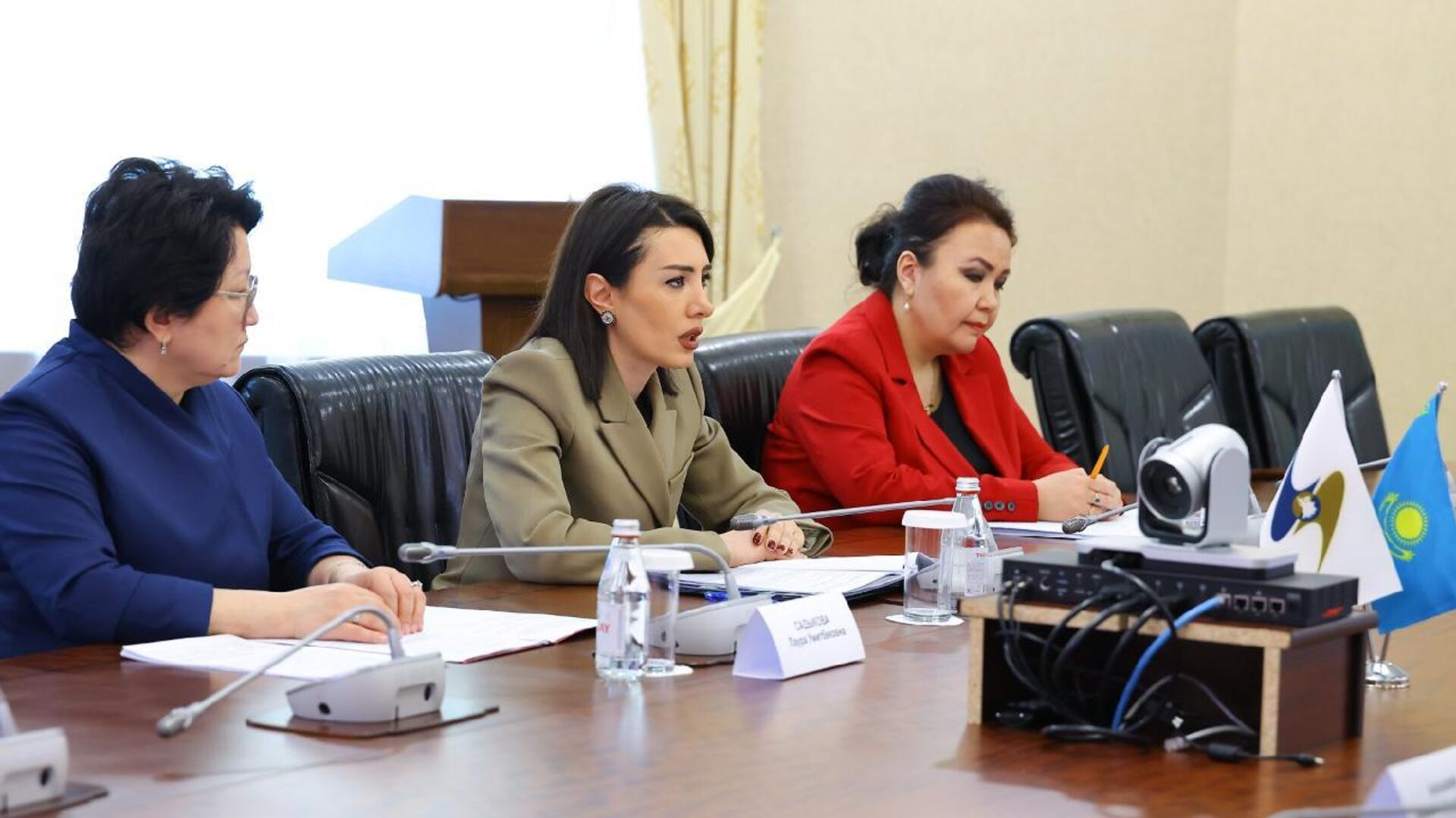 Встреча министра ЕЭК Гоар Барсегян и вице-премьера Казахстана Серика Жумангарина  - Sputnik Казахстан, 1920, 03.04.2026