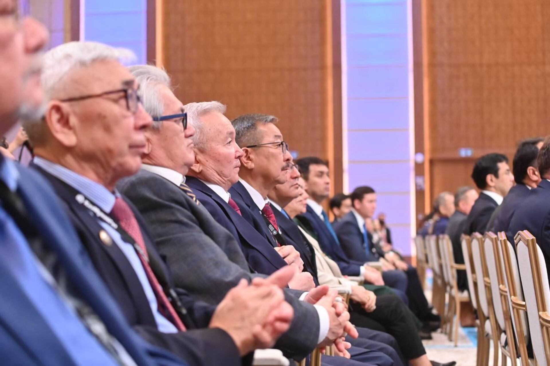 Премьер Казахстана Олжас Бектенов выступил на Международном геологическом форуме
GEOSCIENCE & EXPLORATION CENTRAL ASIA в Астане - Sputnik Казахстан, 1920, 03.04.2026