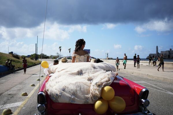 Девушка в пышном платье во время празднования дня рождения в Гаване. - Sputnik Казахстан