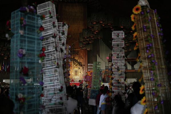 Торговцы птицами входят в базилику во время своего ежегодного паломничества в Мехико - Sputnik Казахстан