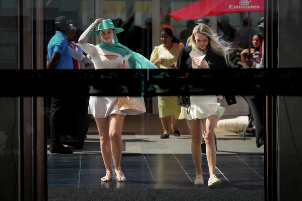 Торговцы птицами входят в базилику во время своего ежегодного паломничества в Мехико. - Sputnik Казахстан