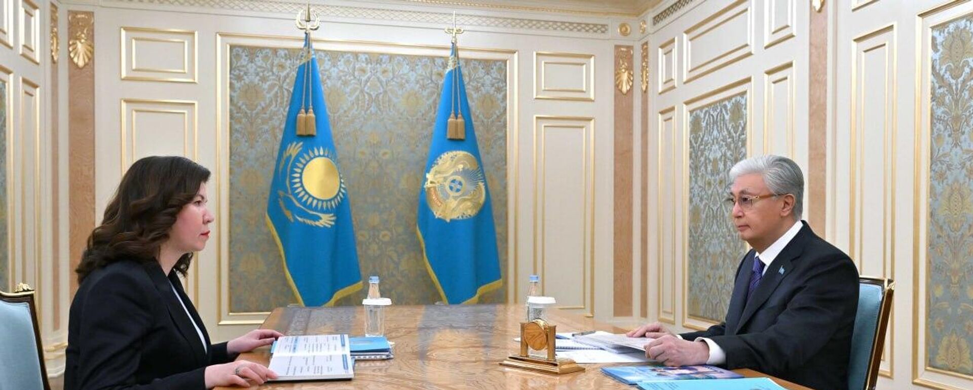 Министр просвещения Казахстана Жулдыз Сулейменова и Касым-Жомарт Токаев - Sputnik Қазақстан, 1920, 03.04.2026