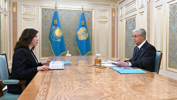 Министр просвещения Казахстана Жулдыз Сулейменова и Касым-Жомарт Токаев - Sputnik Қазақстан