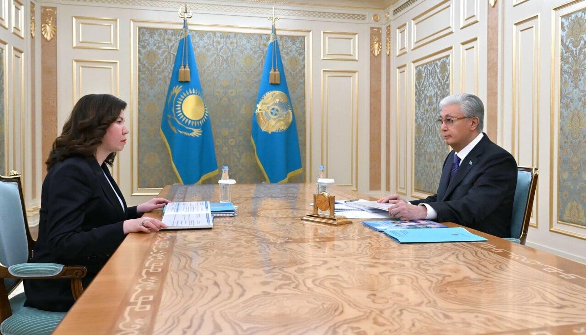 Министр просвещения Казахстана Жулдыз Сулейменова и Касым-Жомарт Токаев - Sputnik Казахстан, 1920, 03.04.2026