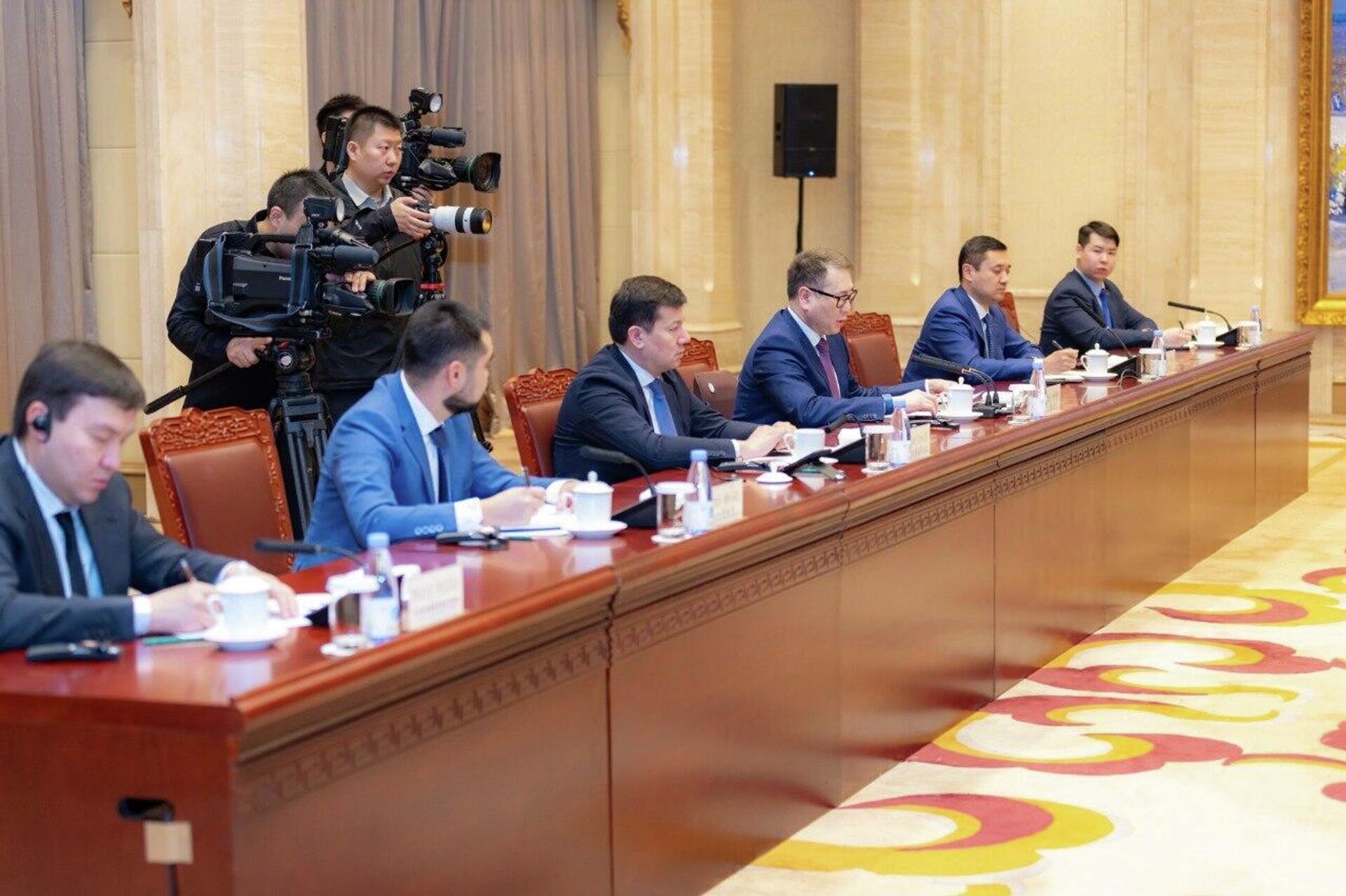 Министр торговли и интеграции Казахстана Арман Шаккалиев провел встречу с Секретарем партийного комитета Синьцзян-Уйгурского автономного района Чэнь Сяоцзяном Министр торговли и интеграции Казахстана Арман Шаккалиев провел встречу с Секретарем партийного комитета Синьцзян-Уйгурского автономного района Чэнь Сяоцзяном - Sputnik Казахстан, 1920, 04.04.2026