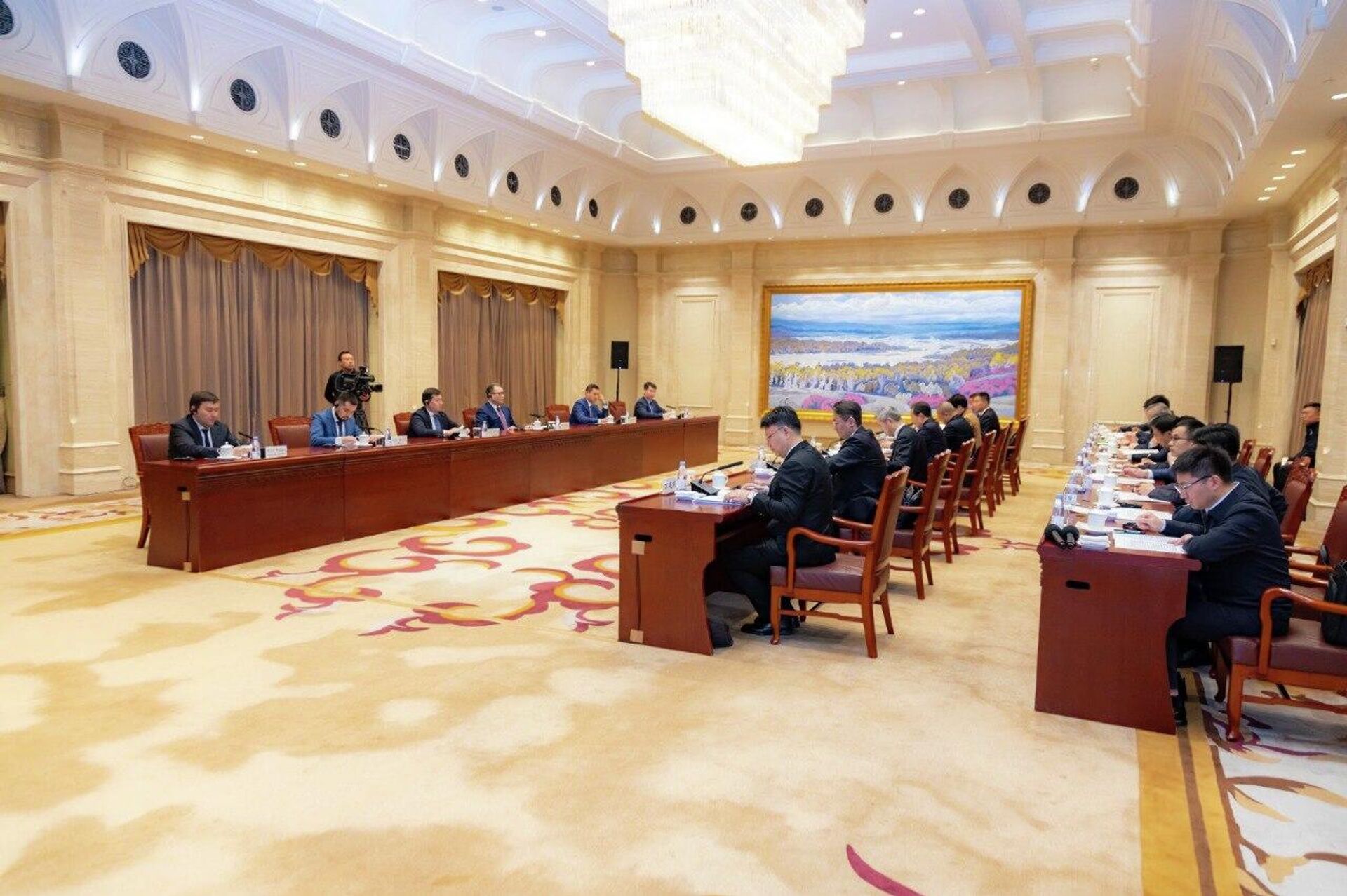 Министр торговли и интеграции Казахстана Арман Шаккалиев провел встречу с Секретарем партийного комитета Синьцзян-Уйгурского автономного района Чэнь Сяоцзяном Министр торговли и интеграции Казахстана Арман Шаккалиев провел встречу с Секретарем партийного комитета Синьцзян-Уйгурского автономного района Чэнь Сяоцзяном - Sputnik Казахстан, 1920, 04.04.2026