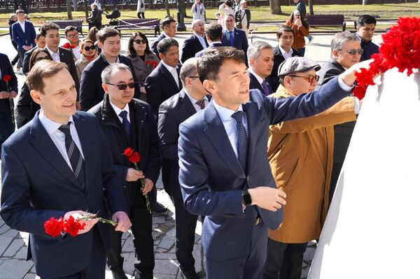 Возложение цветов к памятнику Абаю в Москве - Sputnik Казахстан