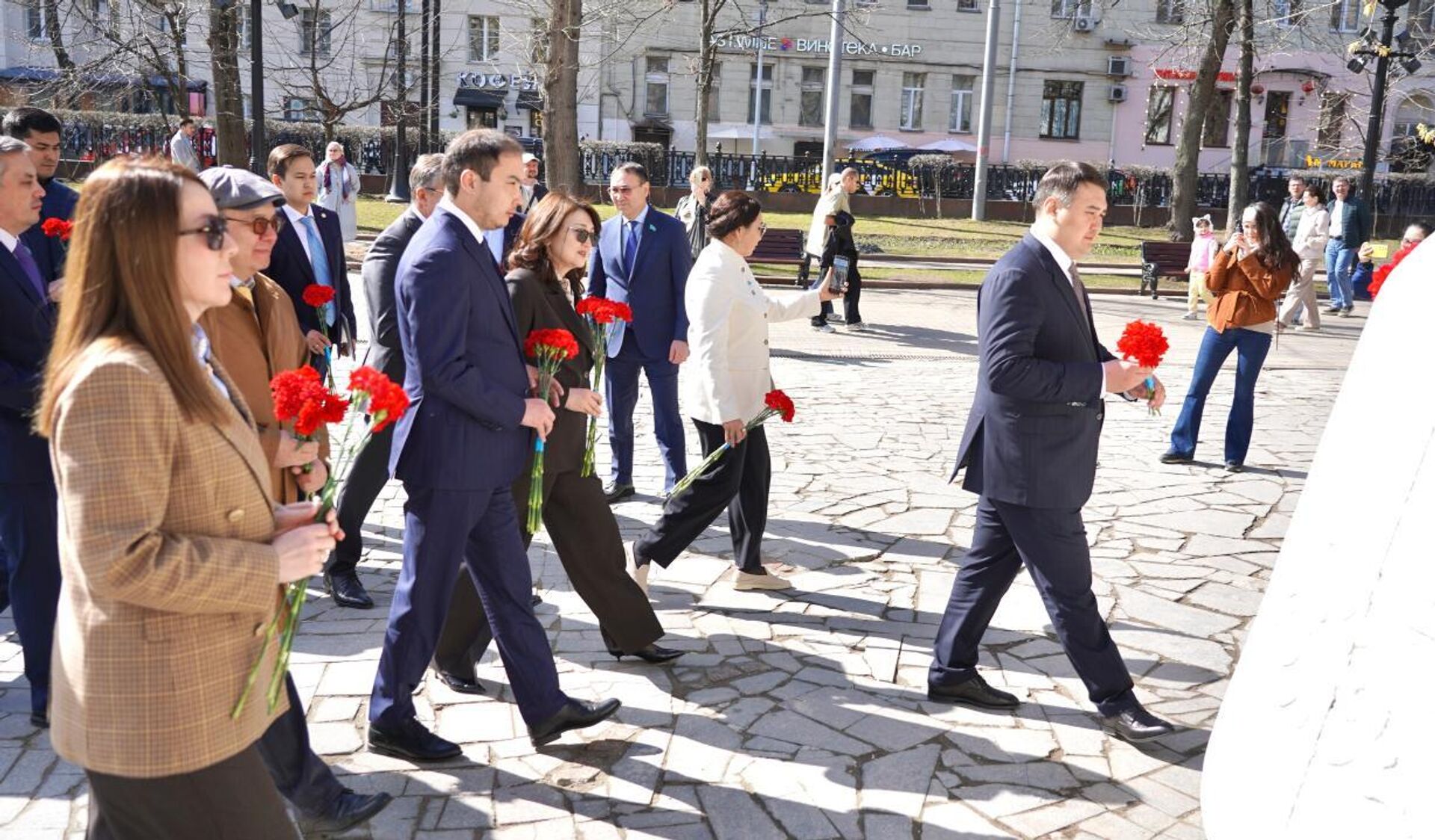 Возложение цветов к памятнику Абаю в Москве - Sputnik Қазақстан, 1920, 04.04.2026