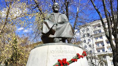 Возложение цветов к памятнику Абаю в Москве