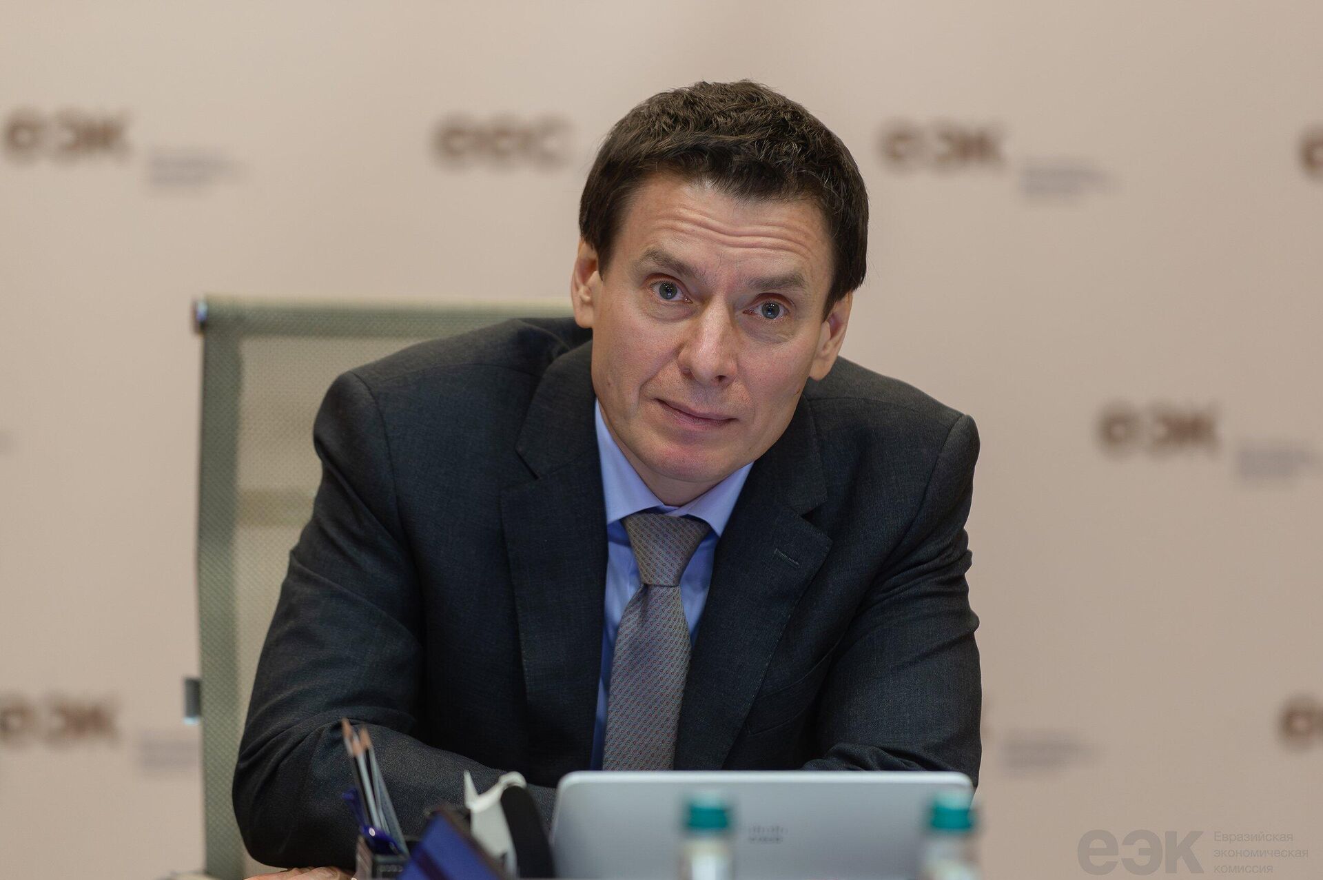 Встреча министра по торговле ЕЭК Андрея Слепнева с федеральным министром торговли Пакистана Джамом Камал Ханом Встреча министра по торговле ЕЭК Андрея Слепнева с федеральным министром торговли Пакистана Джамом Камал Ханом - Sputnik Казахстан, 1920, 07.04.2026