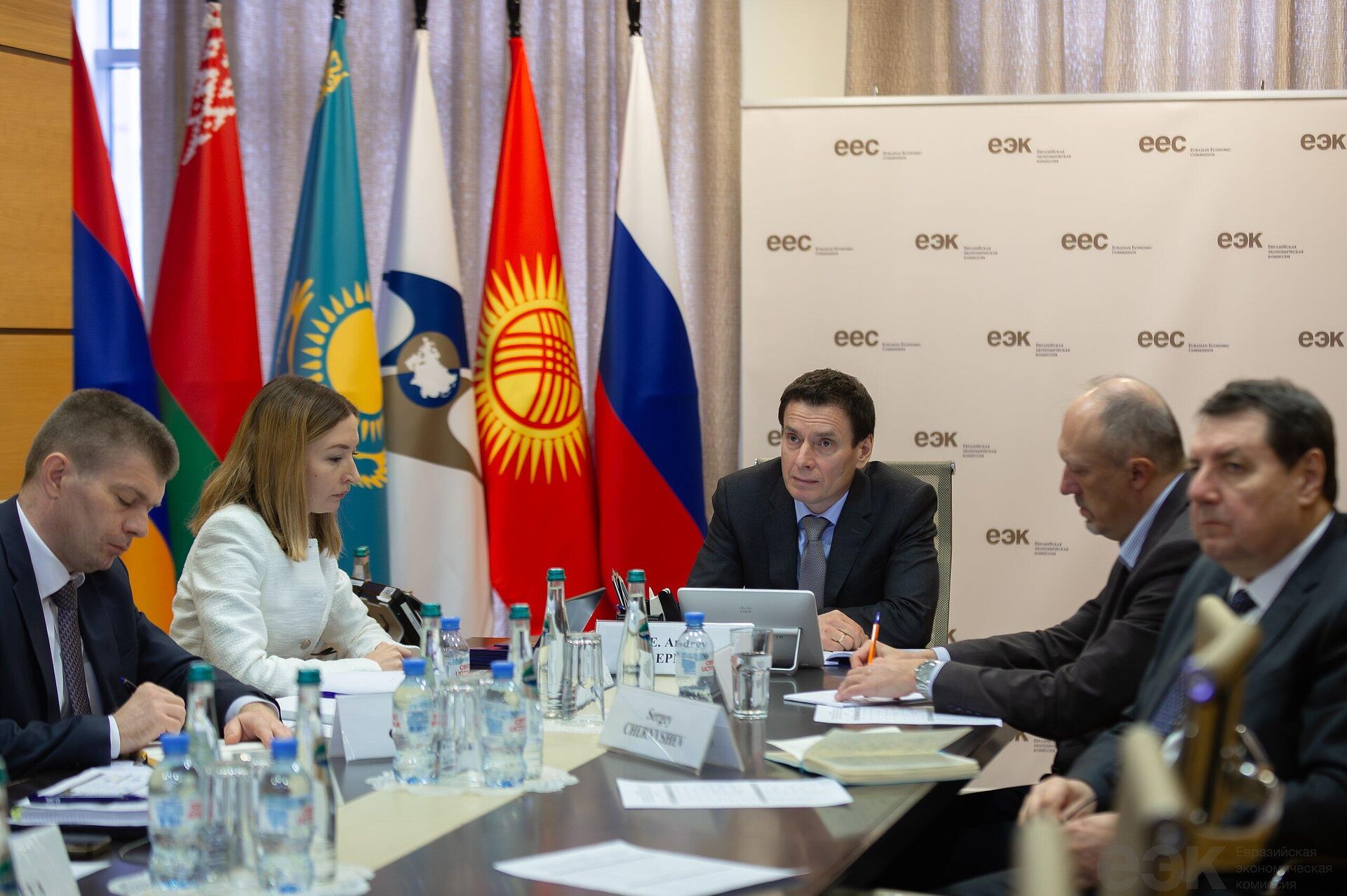 Встреча министра по торговле ЕЭК Андрея Слепнева с федеральным министром торговли Пакистана Джамом Камал Ханом Встреча министра по торговле ЕЭК Андрея Слепнева с федеральным министром торговли Пакистана Джамом Камал Ханом - Sputnik Казахстан, 1920, 07.04.2026