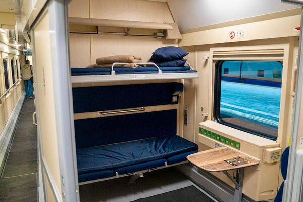 Новые вагоны по маршруту Астана - Омск  - Sputnik Казахстан