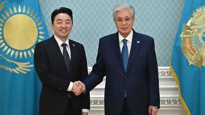 Спецпредставитель президента Республики Корея – руководитель Администрации Президента Кан Хун Шик и Касым-Жомарт Токаев 