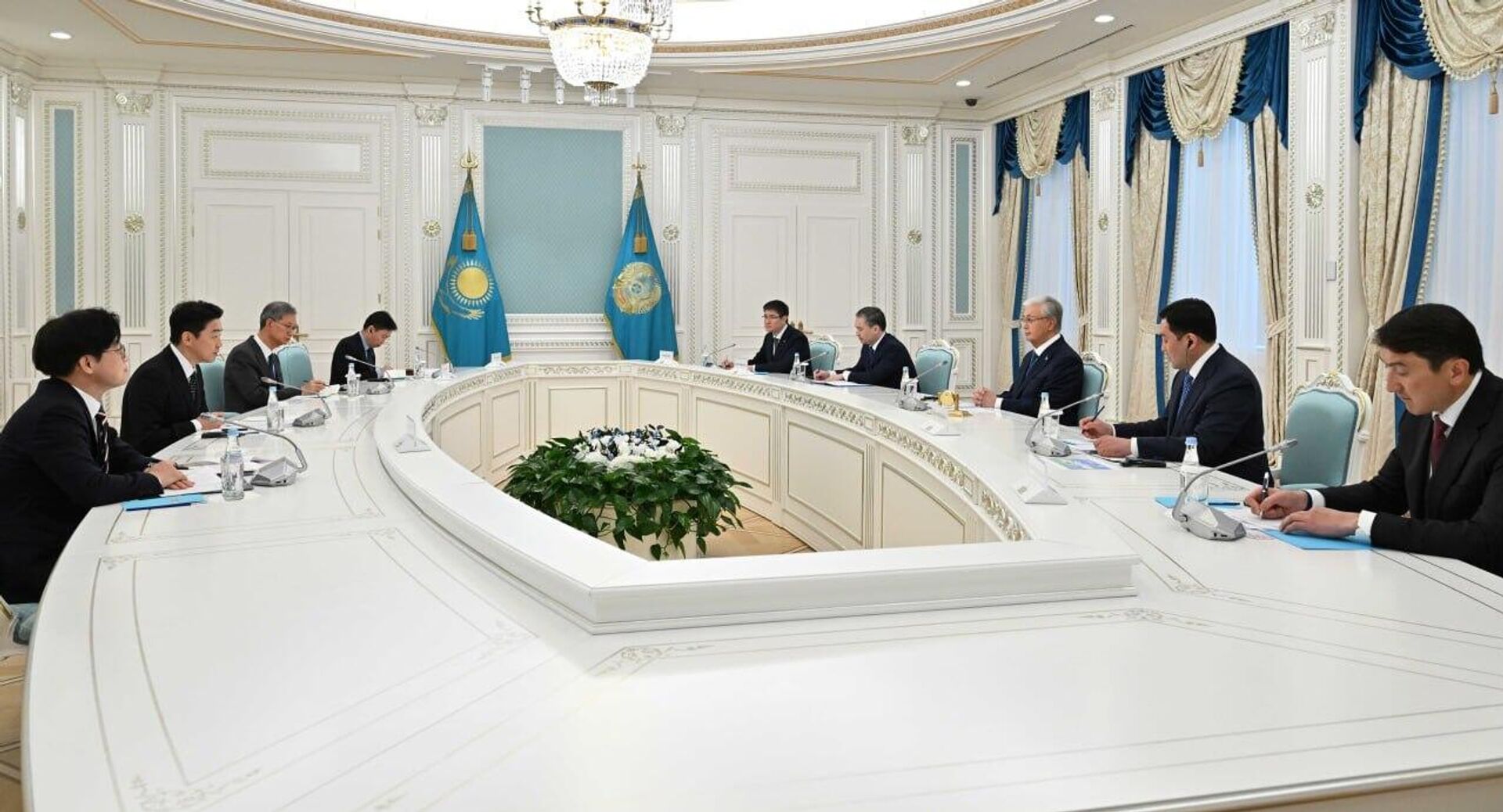 Касым-Жомарт Токаев принял специального представителя Президента Республики Корея – Руководителя Администрации Президента Кан Хун Шика Касым-Жомарт Токаев принял специального представителя Президента Республики Корея – Руководителя Администрации Президента Кан Хун Шика - Sputnik Казахстан, 1920, 08.04.2026