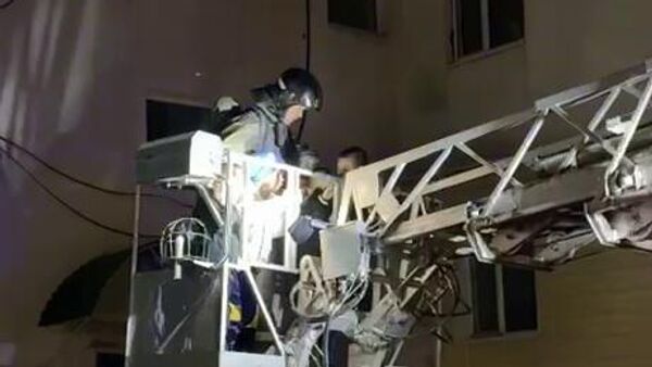 Четверых детей пожарные спасли с помощью автолестницы на пожаре в Сатпаеве Карагандинской области  - Sputnik Казахстан