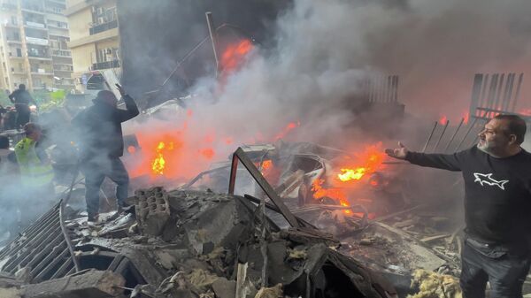 Спасатели на месте израильского авиаудара в Бейруте, Ливан, среда, 8 апреля 2026 года  - Sputnik Казахстан