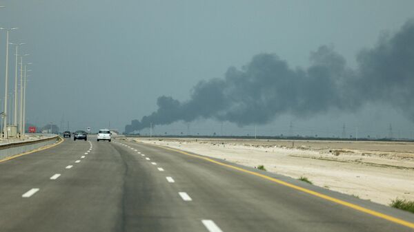 Дым поднимается над нефтеперерабатывающим заводом Saudi Aramco в Рас-Тануре после сообщения об ударе иранского беспилотника на фоне американо-израильского конфликта с Ираном, Рас-Танура, Саудовская Аравия, 2 марта 2026 года - Sputnik Казахстан