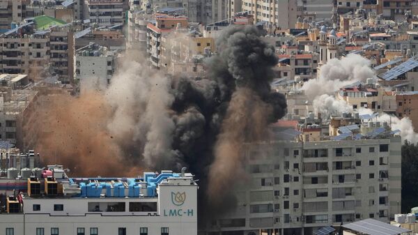 Дым поднимается после нескольких израильских авиаударов в Бейруте, Ливан, в среду, 8 апреля 2026 года. - Sputnik Казахстан