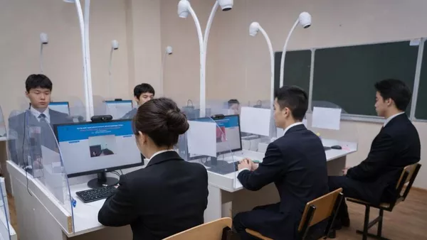 Абитуриенты в центре тестирования - Sputnik Қазақстан