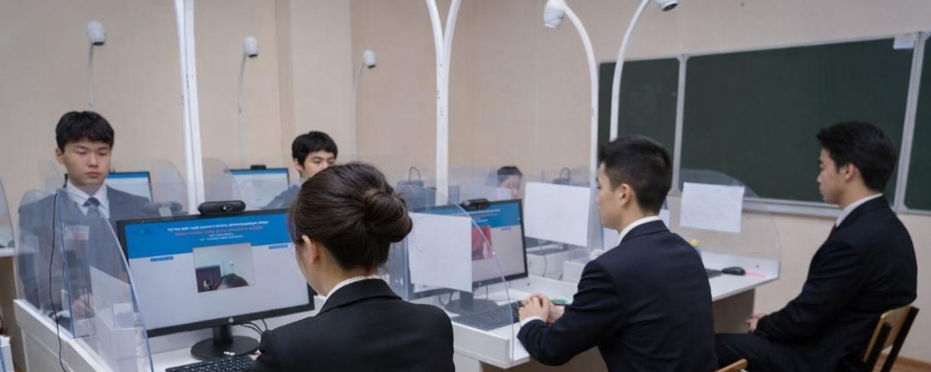 Абитуриенты в центре тестирования - Sputnik Казахстан, 1920, 09.04.2026