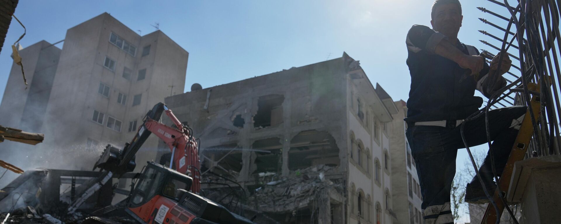 Пожарные и спасатели работают на месте удара, который, по словам сотрудника службы безопасности, находящегося на месте происшествия, разрушил половину синагоги и близлежащие жилые здания в Тегеране, Иран, во вторник, 7 апреля 2026 года - Sputnik Казахстан, 1920, 14.04.2026