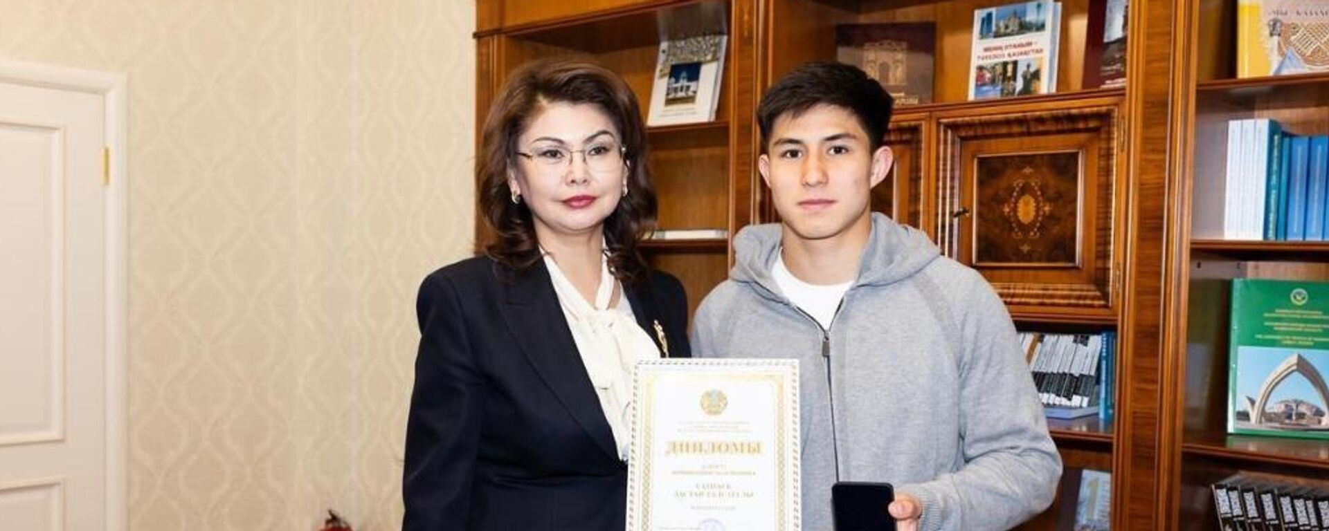 Зампремьера Казахстана Аида Балаева вручила футболисту Дастану Сатпаеву молодежную премию Дарын - Sputnik Казахстан, 1920, 10.04.2026